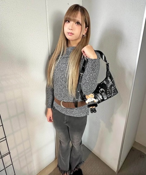SPINNS(スピンズ)の「ベルト付きオフショルニット(ニット/セーター・レディース・ブラック/ベージュ/ブラウン・ONESIZE)」の21枚目の写真