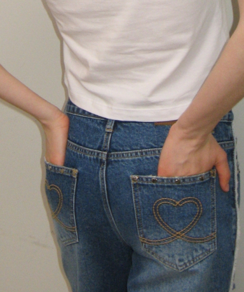 RONRON(ロンロン)の「HEART STUD DAMAGE BOOTSCUT DENIM PANTS MEDIUM BLUE(デニムパンツ・レディース・その他・SMALL/MEDIUM)」の5枚目の写真