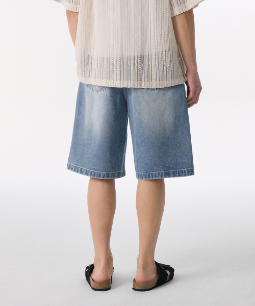MUSINSA STANDARD（ムシンサスタンダード）の「ビッグブラシワンタックバミューダデニムパンツ[ライトインディゴ]（デニムパンツ・メンズ・その他・26/27/28/29/30/38/31/32/33/34/36/40/42）」の2枚目の写真