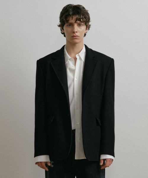 DUSTYWHITE(ダスティーホワイト)の「BLACK WOOL ZIP-SLEEVE TAILORED BLAZER(テーラードジャケット・メンズ・その他・MEDIUM/LARGE/X-LARGE)」の1枚目の写真