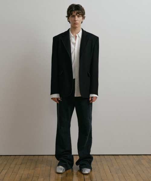 DUSTYWHITE(ダスティーホワイト)の「BLACK WOOL ZIP-SLEEVE TAILORED BLAZER(テーラードジャケット・メンズ・その他・MEDIUM/LARGE/X-LARGE)」の2枚目の写真