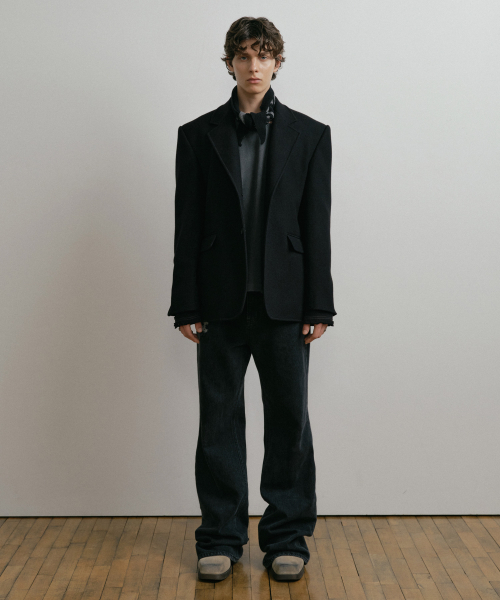 DUSTYWHITE(ダスティーホワイト)の「BLACK WOOL ZIP-SLEEVE TAILORED BLAZER(テーラードジャケット・メンズ・その他・MEDIUM/LARGE/X-LARGE)」の6枚目の写真