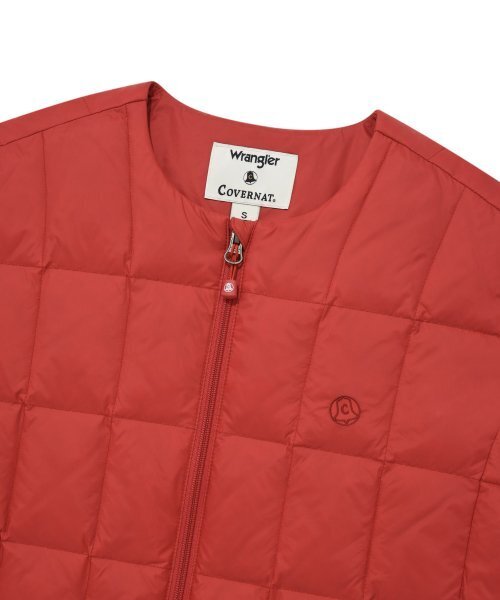 COVERNAT（カバーナット）の「[COVERNAT x WRANGLER] 袖切り替えコラボアートワーク軽量パッカブルダックダウンレッド（ダウンジャケット/コート・レディース・その他・X-LARGE/SMALL/MEDIUM）」の3枚目の写真