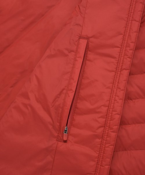 COVERNAT（カバーナット）の「[COVERNAT x WRANGLER] 袖切り替えコラボアートワーク軽量パッカブルダックダウンレッド（ダウンジャケット/コート・レディース・その他・X-LARGE/SMALL/MEDIUM）」の7枚目の写真