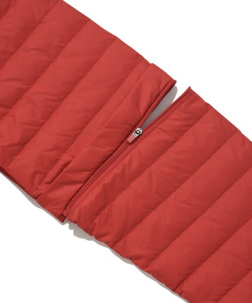 COVERNAT（カバーナット）の「[COVERNAT x WRANGLER] 袖切り替えコラボアートワーク軽量パッカブルダックダウンレッド（ダウンジャケット/コート・レディース・その他・X-LARGE/SMALL/MEDIUM）」の9枚目の写真