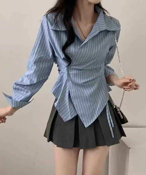 SHEPP（シープ）の「【26年春新作】カシュクールデザイン アシンメトリーヘムブラウス（シャツ/ブラウス・レディース・ブルー/ホワイト・L/M）」の2枚目の写真