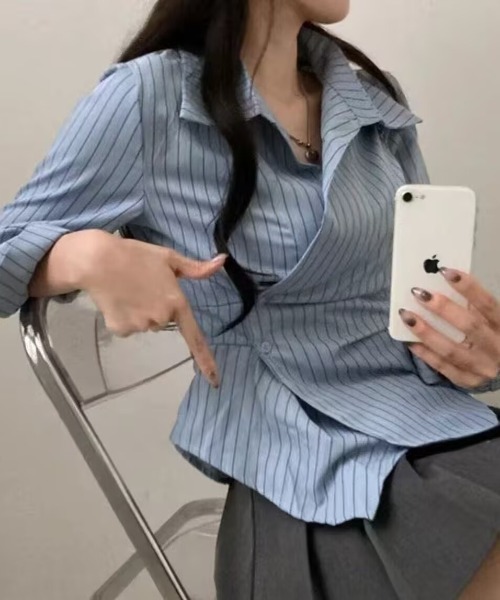 SHEPP（シープ）の「【26年春新作】カシュクールデザイン アシンメトリーヘムブラウス（シャツ/ブラウス・レディース・ブルー/ホワイト・L/M）」の4枚目の写真