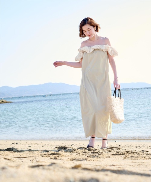 UR'S(ユアーズ)の「オフショルダーフリルワンピース(ワンピース・レディース・グレイッシュベージュ/ブラック・L/M/S)」の17枚目の写真