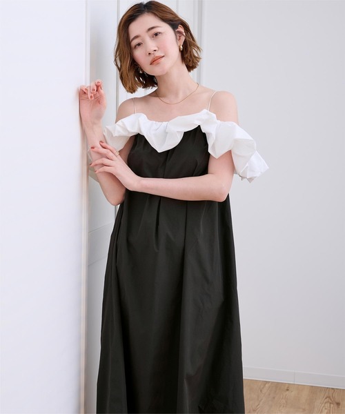 UR'S(ユアーズ)の「オフショルダーフリルワンピース(ワンピース・レディース・グレイッシュベージュ/ブラック・L/M/S)」の15枚目の写真