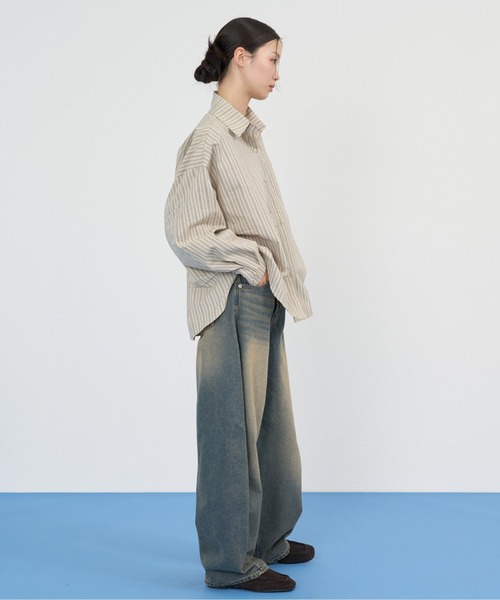 NUJOH(ヌゾ)の「Muted Stripe Loose Shirt / ミュートストライプルーズシャツ(シャツ/ブラウス・レディース・ベージュ/ブラウン/ネイビー・FREE)」の6枚目の写真