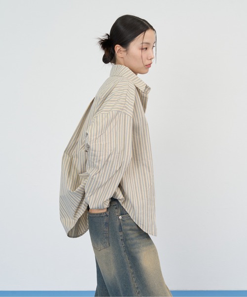 NUJOH(ヌゾ)の「Muted Stripe Loose Shirt / ミュートストライプルーズシャツ(シャツ/ブラウス・レディース・ベージュ/ブラウン/ネイビー・FREE)」の22枚目の写真