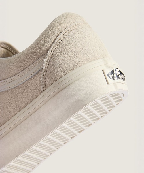VANS(バンズ)の「オールドスクール / Old Skool MONO TAUPE VN000D9YTUP1(スニーカー・メンズ・オフホワイト・6.5/6/5.5/5/4.5/4/7)」の6枚目の写真