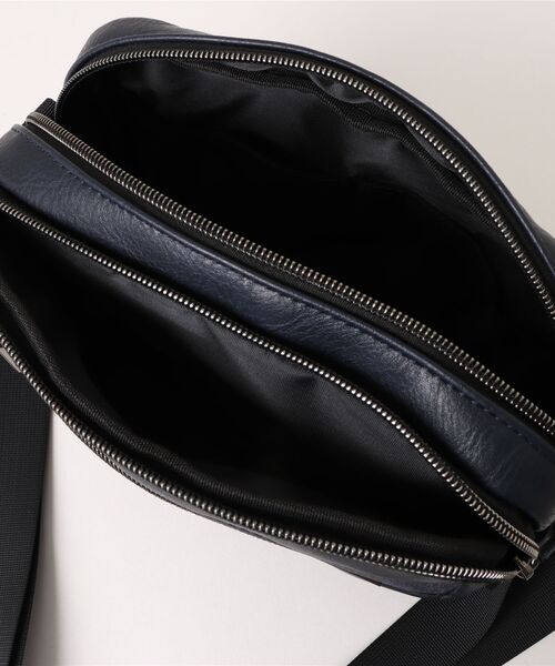 TAKA-Q(タカキュー)の「ショルダー バッグ メンズ 鞄 ミニ コンパクト 撥水 杢ポリ×シュリンク 型押し 合成皮革 コンビ 切替 (ショルダーバッグ・メンズ・ネイビー/ブラック・FREE)」の5枚目の写真