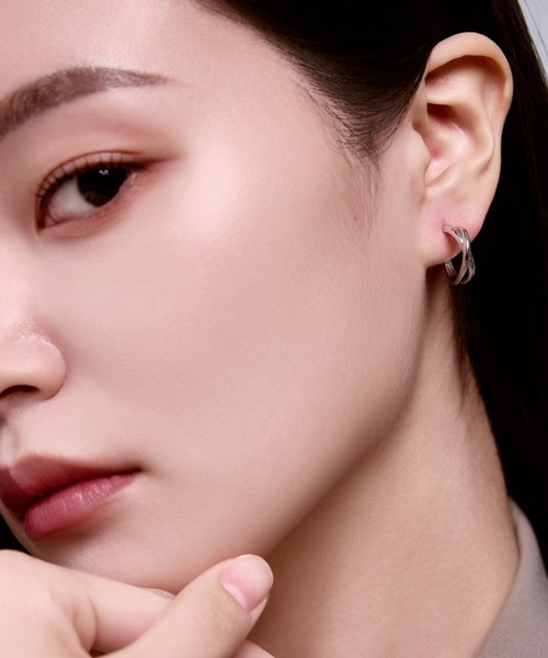 Lyvi(ライビィ)の「Crossed Layer Hoop Pierce / 金属アレルギー対応(ピアス(両耳用)・レディース・シルバー/ゴールド・FREE)」の3枚目の写真