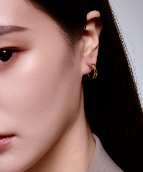 Lyvi(ライビィ)の「Crossed Layer Hoop Pierce / 金属アレルギー対応(ピアス(両耳用)・レディース・シルバー/ゴールド・FREE)」の4枚目の写真