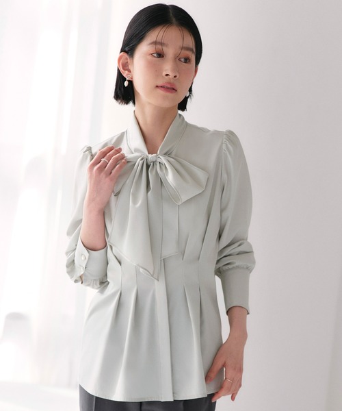RUIRUE BOUTIQUE(ルイルエブティック)の「洗える | タック & リボン シャツブラウス | ブラウス・ボウタイブラウス・トップス・シャツ・オケージョンブラウス・長袖ブラウス・きれいめブラウス・オフィスカジュアルブラウス(シャツ/ブラウス・レディース・ライトグレー/ベージュ/オフホワイト・M/S/L)」の3枚目の写真