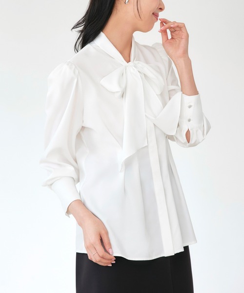 RUIRUE BOUTIQUE(ルイルエブティック)の「洗える | タック & リボン シャツブラウス | ブラウス・ボウタイブラウス・トップス・シャツ・オケージョンブラウス・長袖ブラウス・きれいめブラウス・オフィスカジュアルブラウス(シャツ/ブラウス・レディース・ライトグレー/ベージュ/オフホワイト・M/S/L)」の14枚目の写真