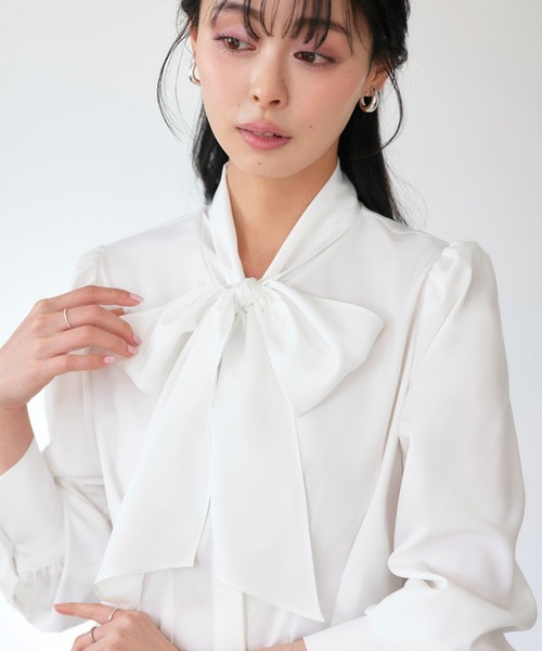RUIRUE BOUTIQUE(ルイルエブティック)の「洗える | タック & リボン シャツブラウス | ブラウス・ボウタイブラウス・トップス・シャツ・オケージョンブラウス・長袖ブラウス・きれいめブラウス・オフィスカジュアルブラウス(シャツ/ブラウス・レディース・ライトグレー/ベージュ/オフホワイト・M/S/L)」の16枚目の写真