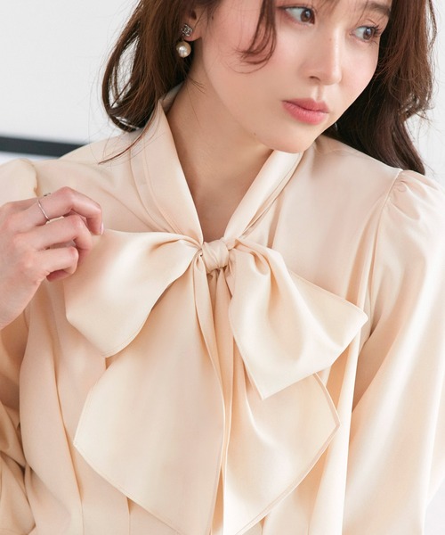 RUIRUE BOUTIQUE(ルイルエブティック)の「洗える | タック & リボン シャツブラウス | ブラウス・ボウタイブラウス・トップス・シャツ・オケージョンブラウス・長袖ブラウス・きれいめブラウス・オフィスカジュアルブラウス(シャツ/ブラウス・レディース・ライトグレー/ベージュ/オフホワイト・M/S/L)」の8枚目の写真