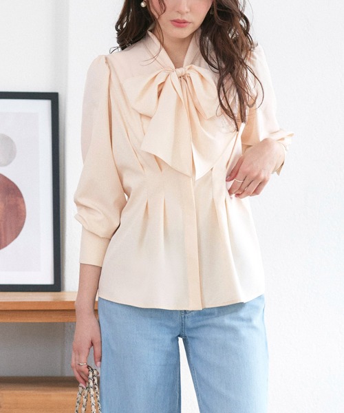RUIRUE BOUTIQUE(ルイルエブティック)の「洗える | タック & リボン シャツブラウス | ブラウス・ボウタイブラウス・トップス・シャツ・オケージョンブラウス・長袖ブラウス・きれいめブラウス・オフィスカジュアルブラウス(シャツ/ブラウス・レディース・ライトグレー/ベージュ/オフホワイト・M/S/L)」の9枚目の写真