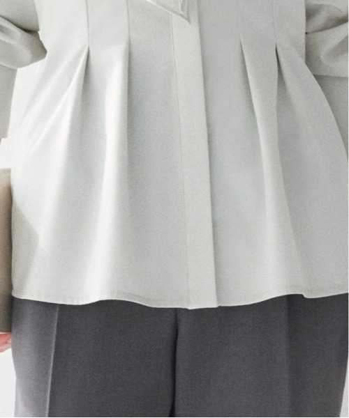RUIRUE BOUTIQUE(ルイルエブティック)の「洗える | タック & リボン シャツブラウス | ブラウス・ボウタイブラウス・トップス・シャツ・オケージョンブラウス・長袖ブラウス・きれいめブラウス・オフィスカジュアルブラウス(シャツ/ブラウス・レディース・ライトグレー/ベージュ/オフホワイト・M/S/L)」の4枚目の写真