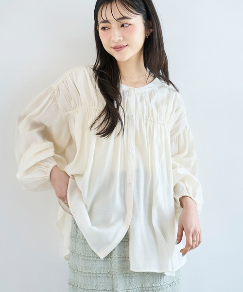 mil(ミル)の「シャーリングチュニックシャツ【586092】(シャツ/ブラウス・レディース・オフホワイト/グレイッシュブルー/ブラック・ONE SIZE)」の2枚目の写真