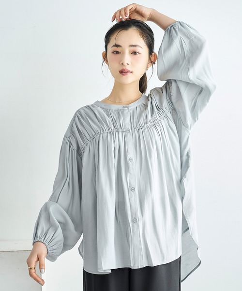 mil(ミル)の「シャーリングチュニックシャツ【586092】(シャツ/ブラウス・レディース・オフホワイト/グレイッシュブルー/ブラック・ONE SIZE)」の3枚目の写真