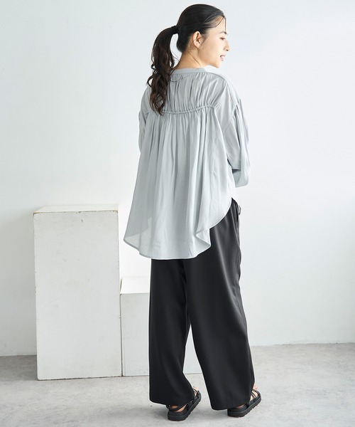 mil(ミル)の「シャーリングチュニックシャツ【586092】(シャツ/ブラウス・レディース・オフホワイト/グレイッシュブルー/ブラック・ONE SIZE)」の18枚目の写真