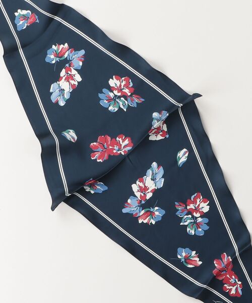 LAUREN RALPH LAUREN（ローレン ラルフ ローレン）の「フローラル シルク ダイヤモンド スカーフ（バンダナ/スカーフ・レディース・ネイビー系1・ONE）」の4枚目の写真