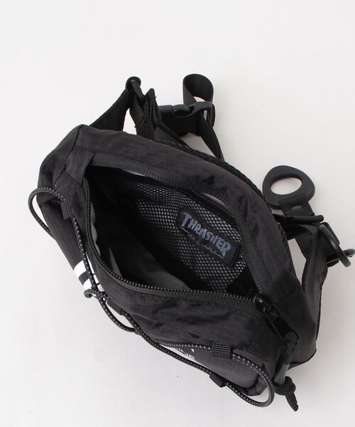 THRASHER（スラッシャー）の「【THRASHER/スラッシャー】2Way ボトルストラップ付き ミニウエストバッグ ショルダーバッグ（ボディバッグ/ウエストポーチ・メンズ・ブラック・FREE）」の4枚目の写真