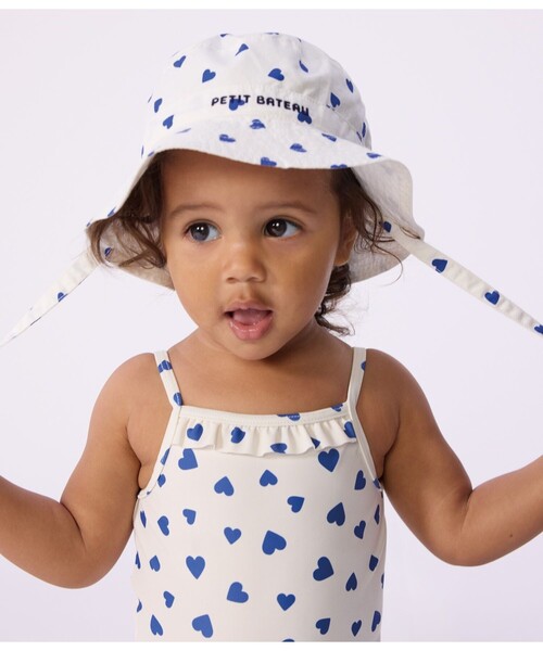 PETIT BATEAU(プチバトー)の「紐つきハートプリントクロシェ(ハット・キッズ・ホワイト×ブルー・6MONTH/18MONTH/36MONTH)」の1枚目の写真