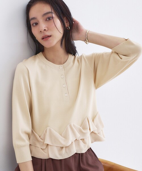 OPAQUE.CLIP(オペークドットクリップ)の「裾フリルヘンリーネックニット【洗濯機OK】(ニット/セーター・レディース・レッド系1/ブラック/アイボリー・00)」の1枚目の写真