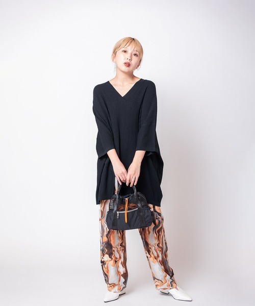 OSMOSIS（オズモーシス）の「Vネックニットプルオーバー（ニット/セーター・レディース・ライトベージュ/ブラック/イエロー・ONE SIZE）」の11枚目の写真