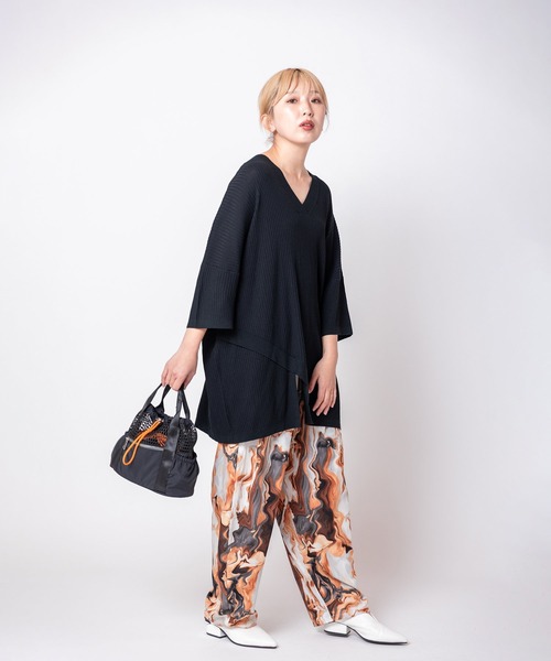 OSMOSIS（オズモーシス）の「Vネックニットプルオーバー（ニット/セーター・レディース・ライトベージュ/ブラック/イエロー・ONE SIZE）」の12枚目の写真