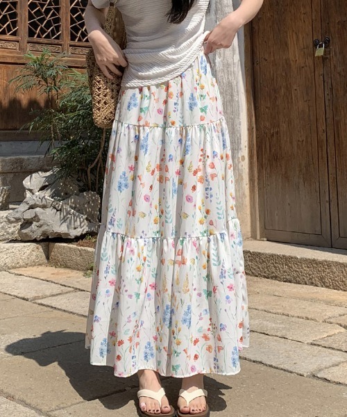 LUCPY（ラクピー）の「花柄ティアードロングスカート（スカート・レディース・ホワイト・LARGE/MEDIUM/SMALL）」の2枚目の写真