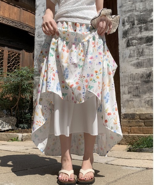 LUCPY（ラクピー）の「花柄ティアードロングスカート（スカート・レディース・ホワイト・LARGE/MEDIUM/SMALL）」の4枚目の写真