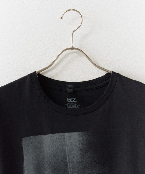 ROOPTOKYO(ループトウキョウ)の「NINE INCH NAILS/ナイン・インチ・ネイルズ SELF DESTRUCT 94 NineInchNalls Classic LOGO TEE フォトTシャツ グラフィックT 秋 秋服 2026年秋冬(Tシャツ/カットソー・メンズ・ブラック系その他/ブラック系その他2・S/M/L/XL)」の4枚目の写真