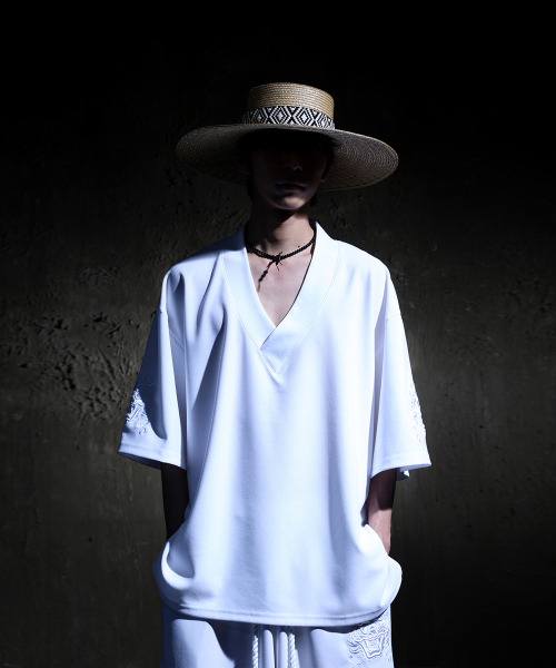 KIRTIMUKHA(キールティムカ)の「袖刺繍バンドVネック半袖Tシャツホワイト(Tシャツ/カットソー・メンズ・その他・FREE)」の8枚目の写真