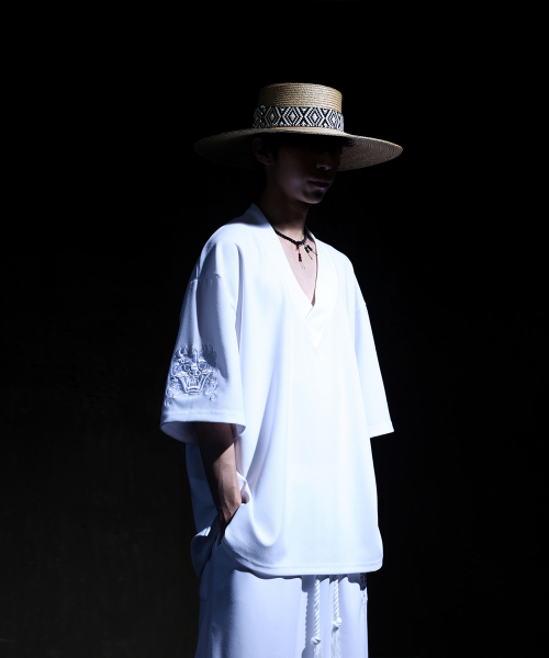 KIRTIMUKHA(キールティムカ)の「袖刺繍バンドVネック半袖Tシャツホワイト(Tシャツ/カットソー・メンズ・その他・FREE)」の14枚目の写真