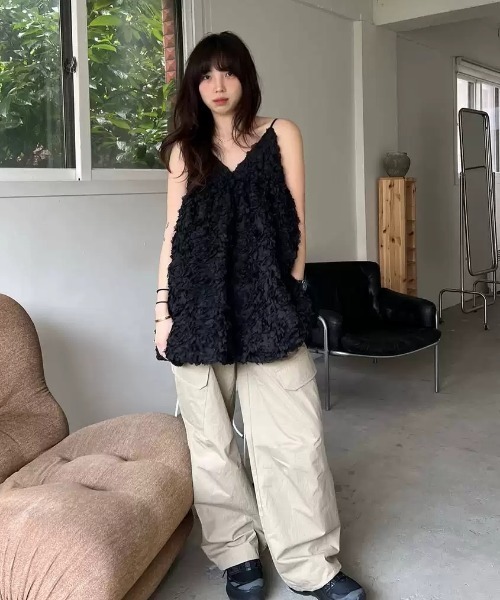 FAVORITO（ファヴォリート）の「立体感があるフラワーキャミワンピース（ワンピース・レディース・ホワイト/ブラック・F）」の12枚目の写真