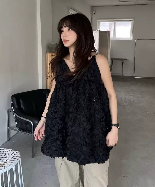 FAVORITO（ファヴォリート）の「立体感があるフラワーキャミワンピース（ワンピース・レディース・ホワイト/ブラック・F）」の9枚目の写真