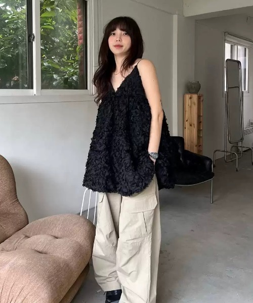 FAVORITO（ファヴォリート）の「立体感があるフラワーキャミワンピース（ワンピース・レディース・ホワイト/ブラック・F）」の13枚目の写真