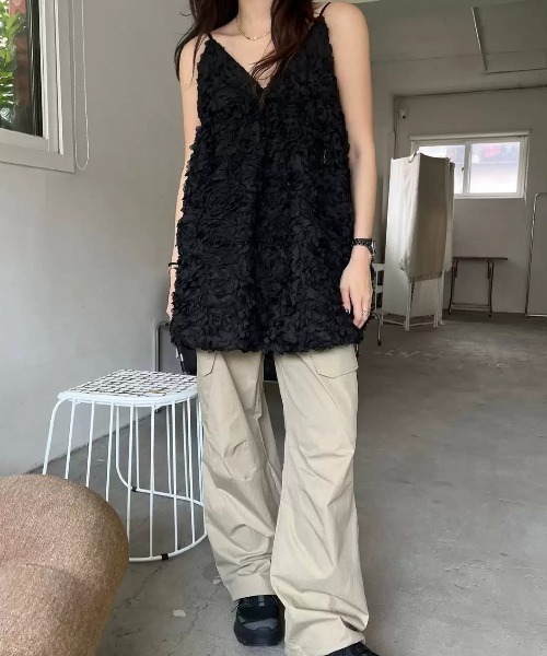 FAVORITO（ファヴォリート）の「立体感があるフラワーキャミワンピース（ワンピース・レディース・ホワイト/ブラック・F）」の10枚目の写真