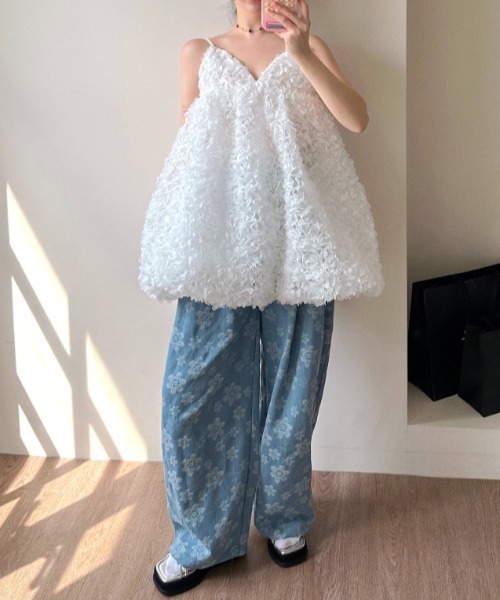 FAVORITO（ファヴォリート）の「立体感があるフラワーキャミワンピース（ワンピース・レディース・ホワイト/ブラック・F）」の5枚目の写真