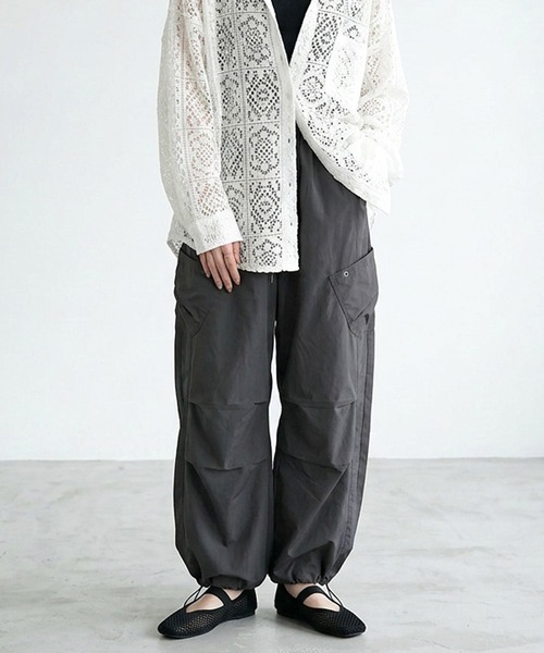 CRB(シーアールビー)の「ナイロン風カーゴパンツ(カーゴパンツ・レディース・チャコール/ベージュ/ブラック・F)」の2枚目の写真