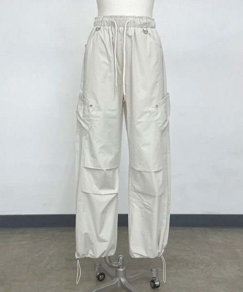 CRB(シーアールビー)の「ナイロン風カーゴパンツ(カーゴパンツ・レディース・チャコール/ベージュ/ブラック・F)」の13枚目の写真