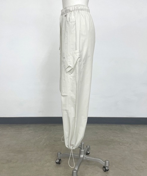 CRB(シーアールビー)の「ナイロン風カーゴパンツ(カーゴパンツ・レディース・チャコール/ベージュ/ブラック・F)」の14枚目の写真