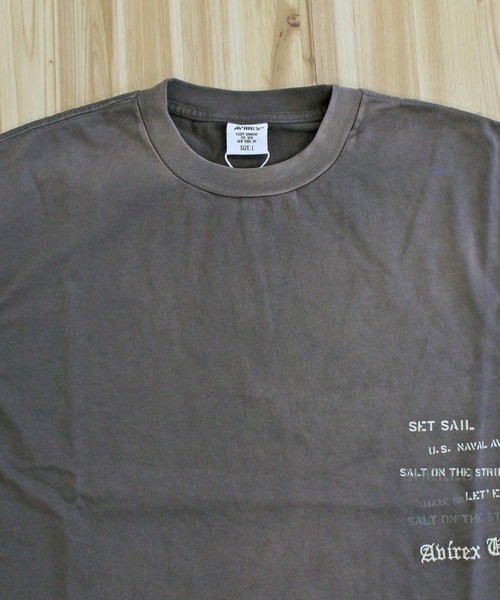 AVIREX（アヴィレックス）の「AGED-LOOK S/S NAVY STENCIL T-SHIRT（Tシャツ/カットソー・メンズ・チャコールグレー/オリーブ/アイボリー・M/XXL/XL/L）」の19枚目の写真