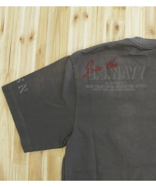AVIREX（アヴィレックス）の「AGED-LOOK S/S NAVY STENCIL T-SHIRT（Tシャツ/カットソー・メンズ・チャコールグレー/オリーブ/アイボリー・M/XXL/XL/L）」の4枚目の写真