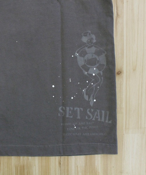 AVIREX（アヴィレックス）の「AGED-LOOK S/S NAVY STENCIL T-SHIRT（Tシャツ/カットソー・メンズ・チャコールグレー/オリーブ/アイボリー・M/XXL/XL/L）」の5枚目の写真